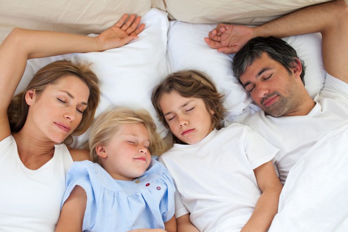 Чи варто батькам дозволяти дитині спати у своєму ліжку. Сумісний сон з дитиною є дозволеним лише до досягнення нею певного віку.