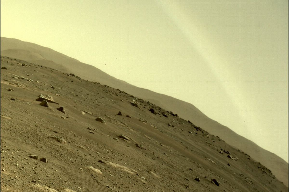 Марсохід Perseverance сфотографував веселку на Марсі. Веселка перетинає марсіанське небо.