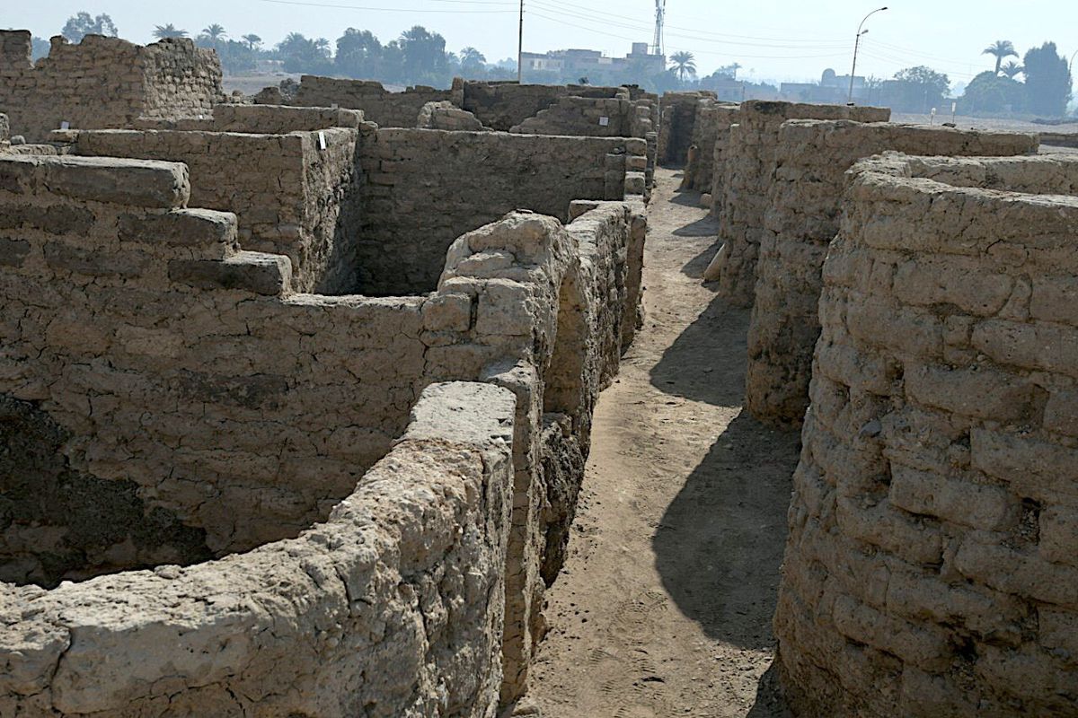 У Єгипті знайдено велике стародавнє місто віком понад три тисячі років. Величезне поселення добре збереглося.