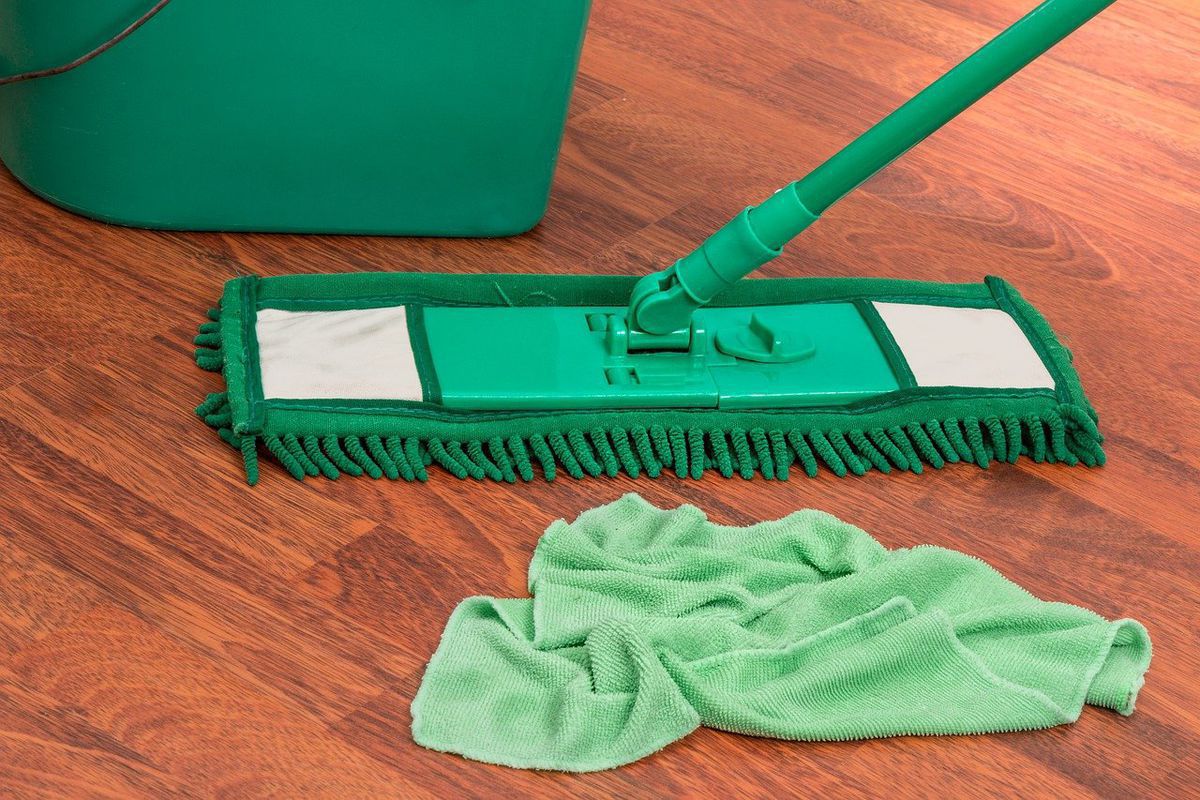 Чому не можна мити підлогу рушником — народні прикмети. Чому цього не варто робити.