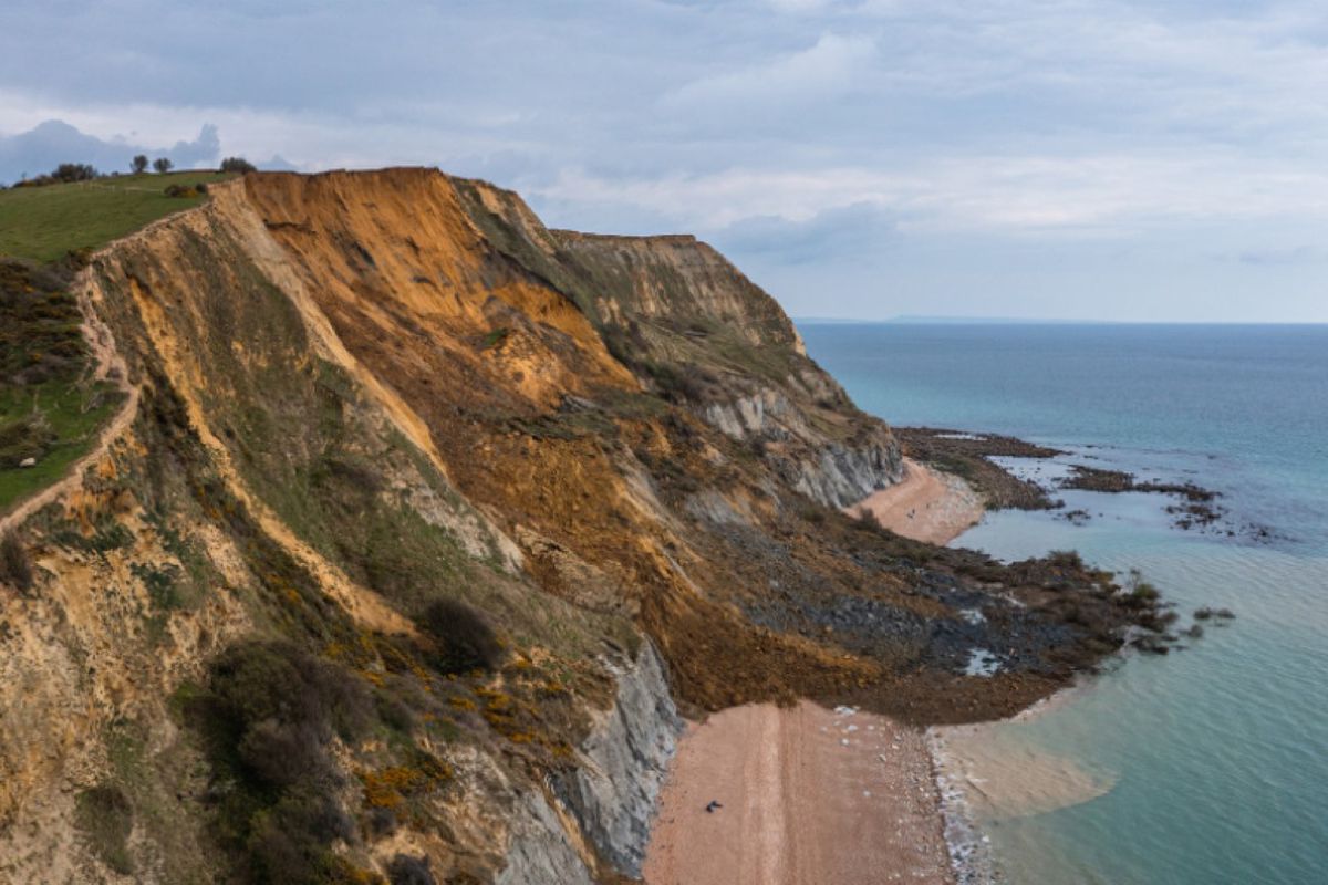 На півдні Великобританії обрушилася 300-метрова ділянка скелі Юрського періоду. Місцева влада очікує подальших обвалень.