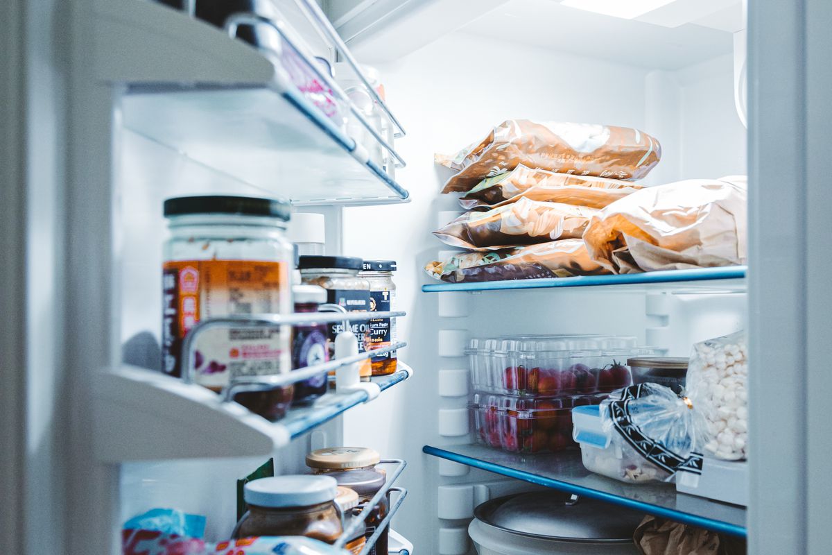 Ось чому вам слід іноді класти частину одягу в холодильник. Можливо, ви не чули про це раніше.