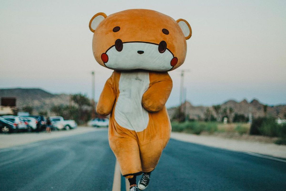 Чоловік в костюмі плюшевого ведмедика хоче пройти 640 км — від Лос-Анджелеса до Сан-Франциско. Це не перша подібна акція марафонця Джессі Ларіоса.