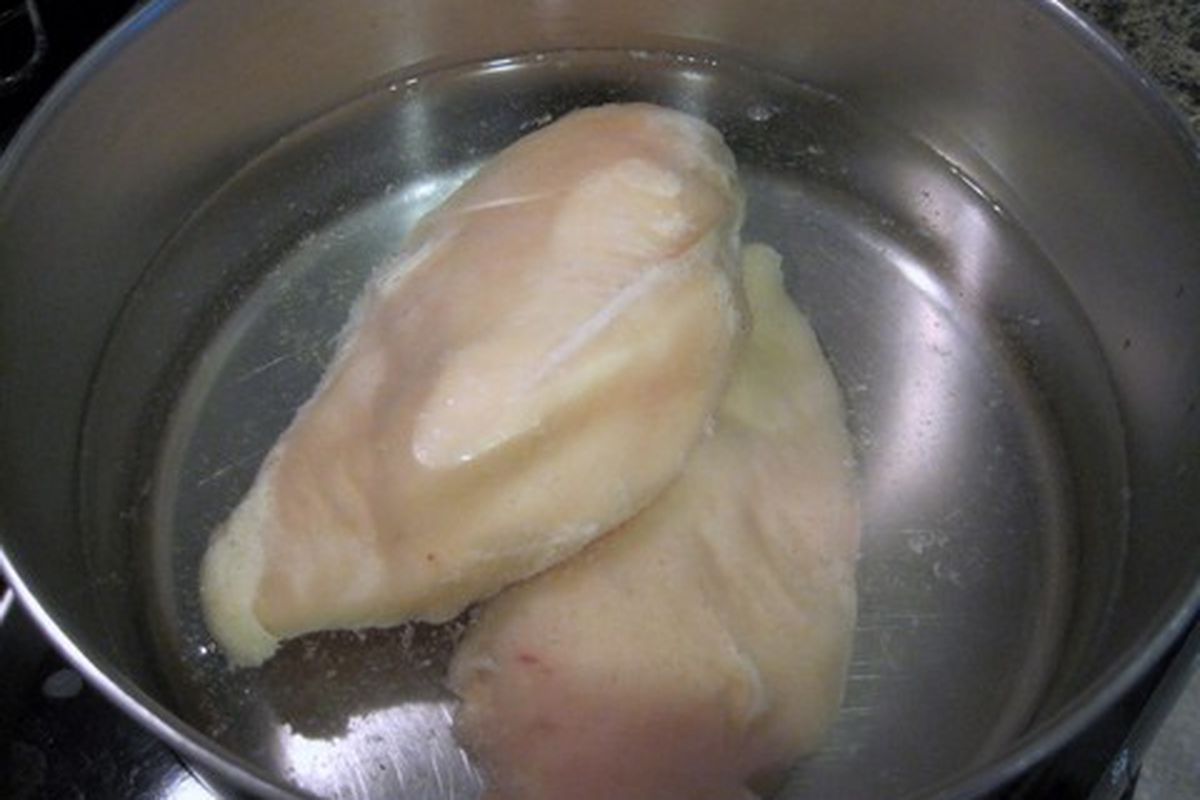 Як правильно варити курячу грудку на плиті, у мультиварці, у пароварці та у мікрохвильовці: корисні поради. Кожен спосіб варіння курячої грудки має свої особливості.