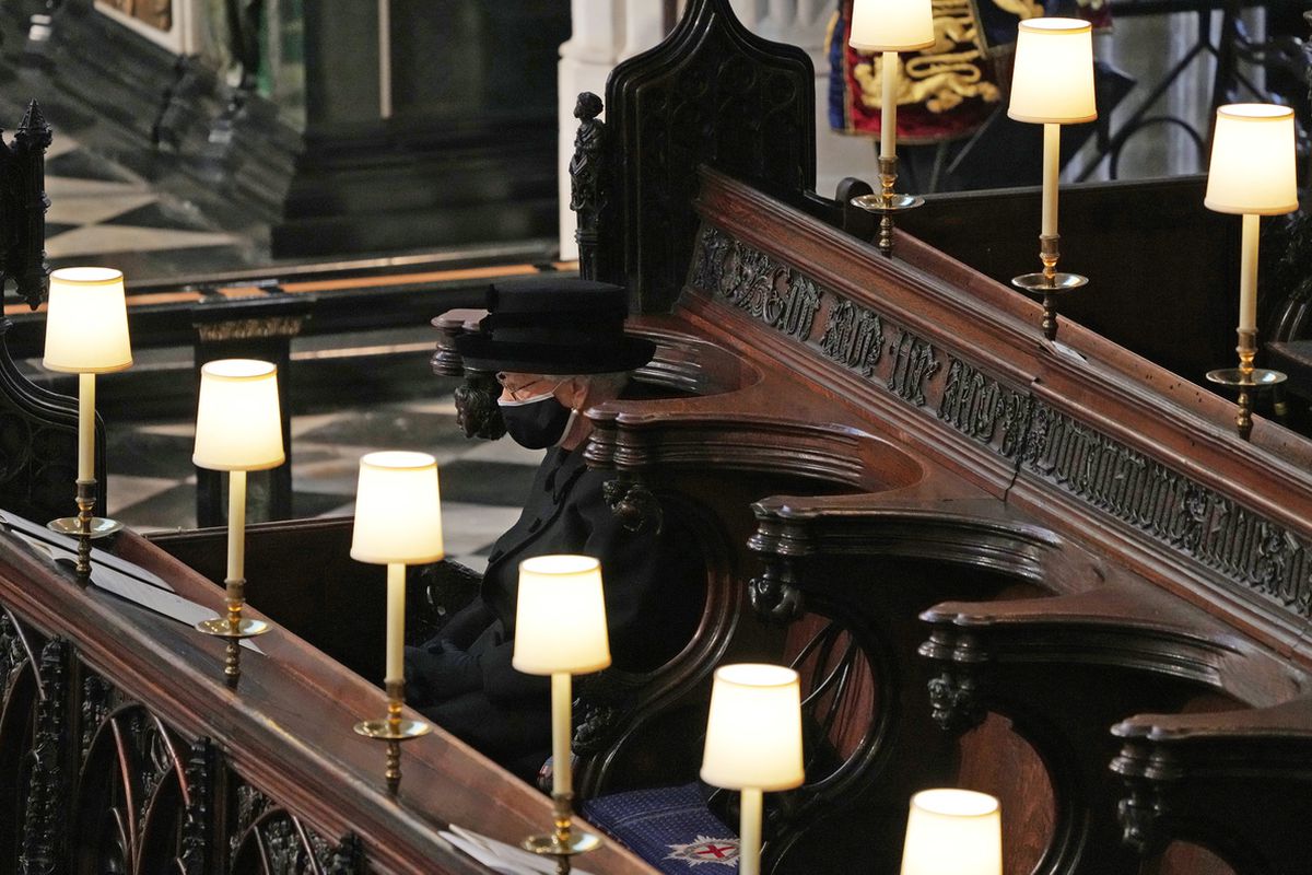 Чому королева сиділа одна на похоронах принца Філіпа?. Фотографія, від якої перехопило подих у всього світу.