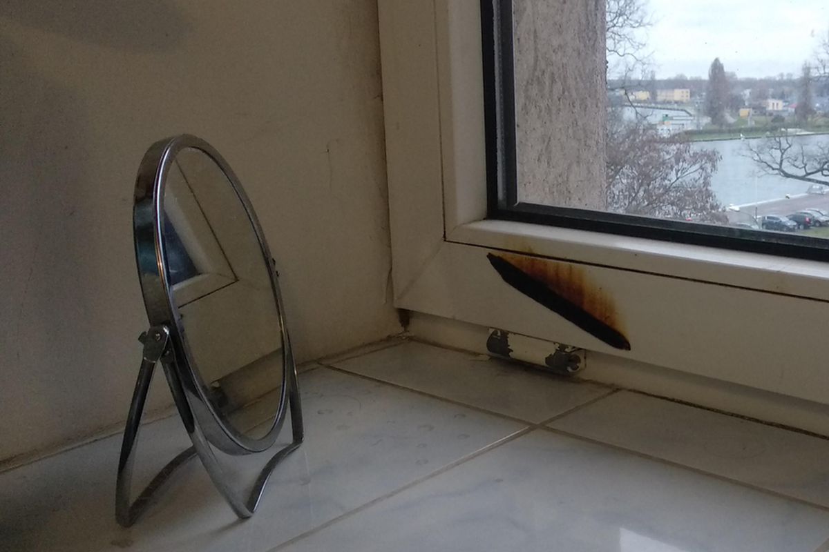 Хлопець показав на фото, чому не можна ставити дзеркало біля вікна. У сонячний день аксесуар може спрацювати не гірше лупи.