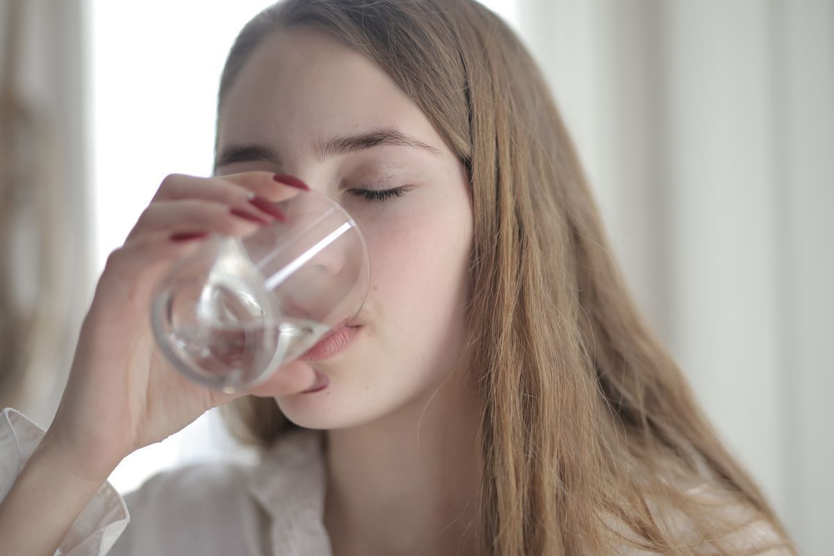 Дієтологи розповіли, у який час доби не варто пити воду. Не завжди доречно пити воду.