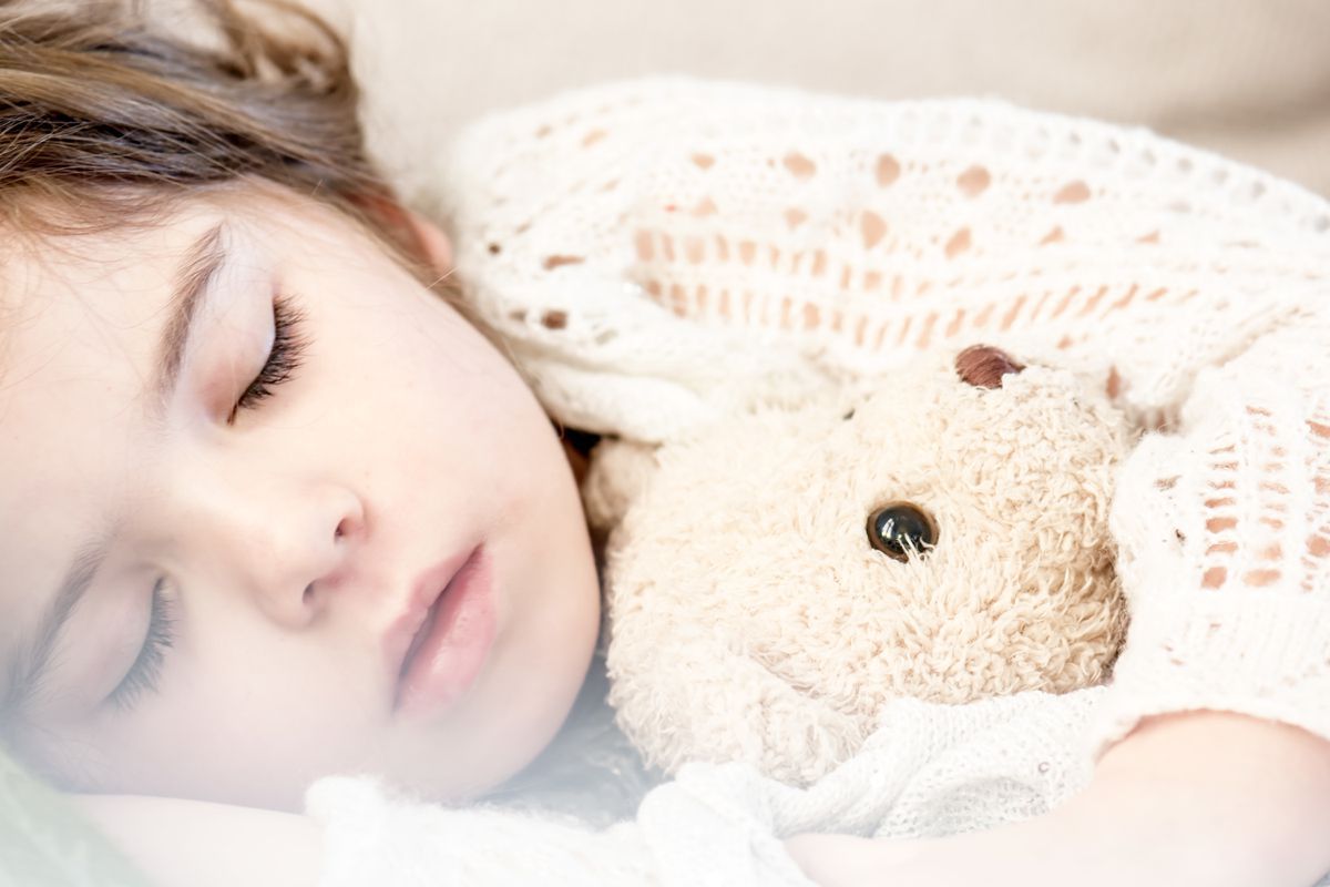 Чому батькам краще укладати дітей спати раніше. Більш раннє укладання дітей спати покращує їх здоров'я.