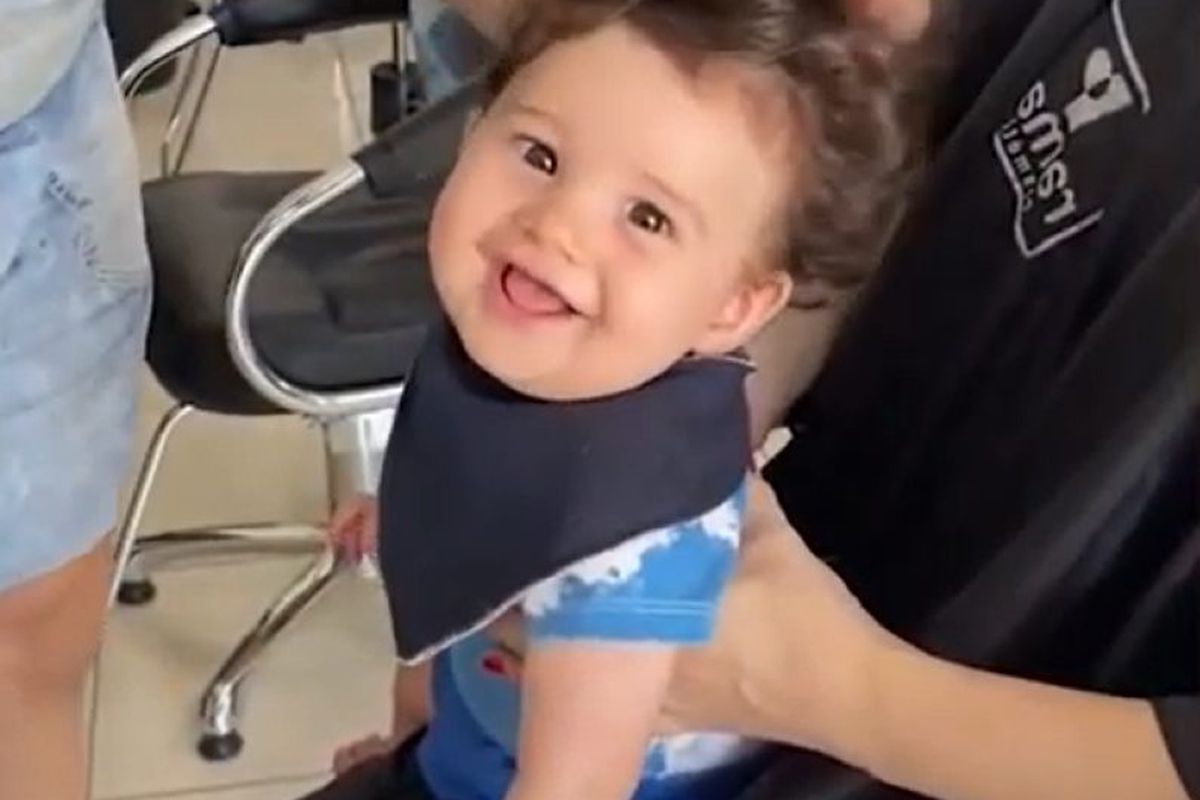 Мережу підкорив 9-місячний хлопчик, який постійно сміявся під час стрижки. Чарівне відео.