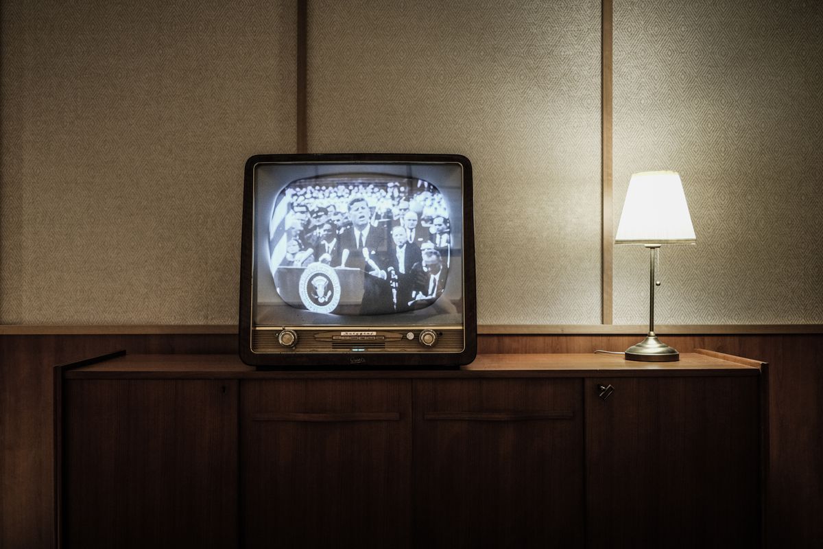 У Великобританії досі дивляться чорно-білі телевізори і ось чому. Незвичайні правила.