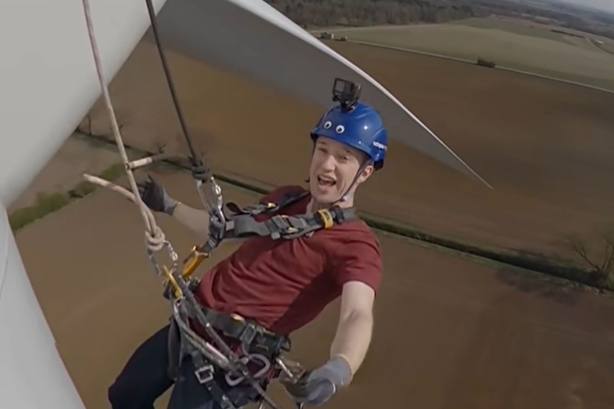 Британський YouTube-блогер Том Скотт опублікував у себе на каналі відео з новим трюком. Чоловік спустився з 50-метрової вітряної турбіни за допомогою лебідки.