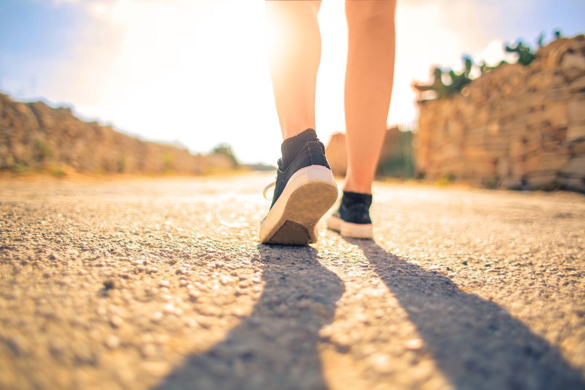 Вчені довели, що ходьба значно покращує стан здоров'я людей. Для покращення свого здоров'я людям треба більше ходити.