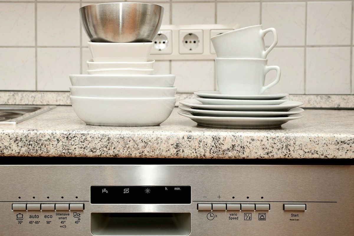 Як безпечніше і економніше мити посуд: вручну чи в посудомийці. Ви здивуєтеся, які плюси приховує сучасний пристрій.