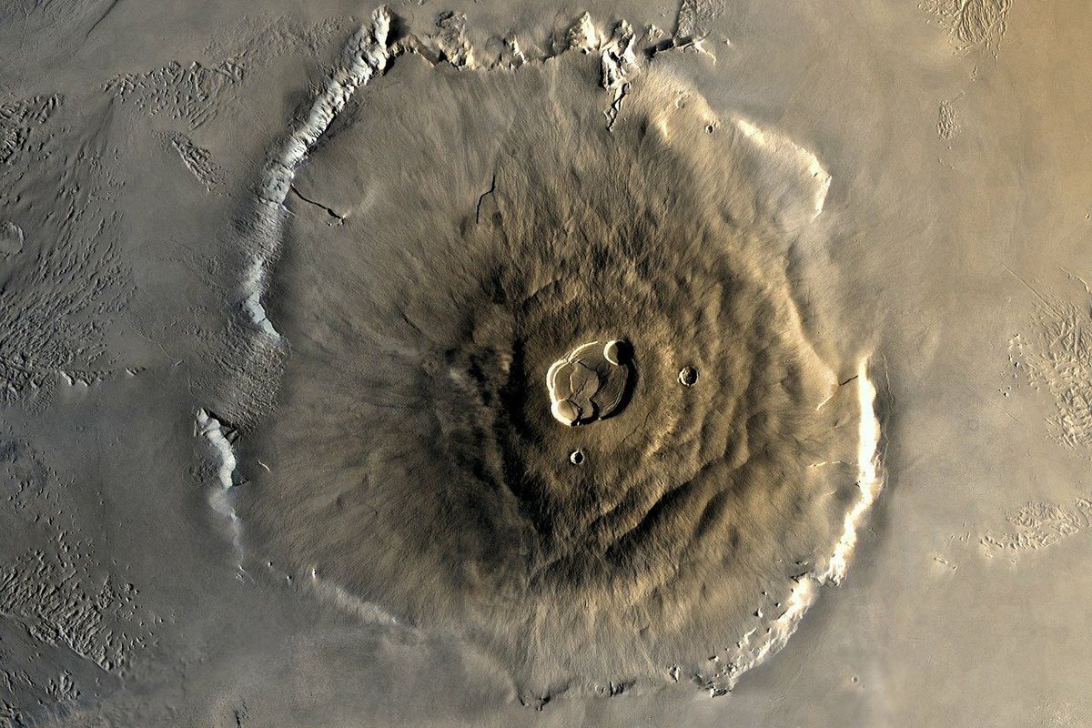 Вчені: на Марсі все ще можуть бути активні вулкани. Це вдалося з'ясувати за супутниковими знімками.