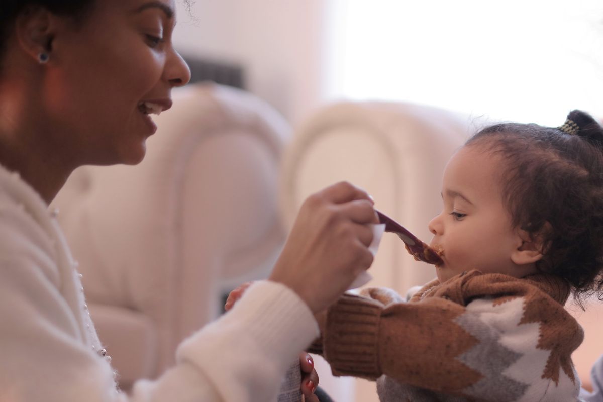 Як зрозуміти, що малюкові можна вводити прикорм. Малюк має бути готовим до введення прикорму.