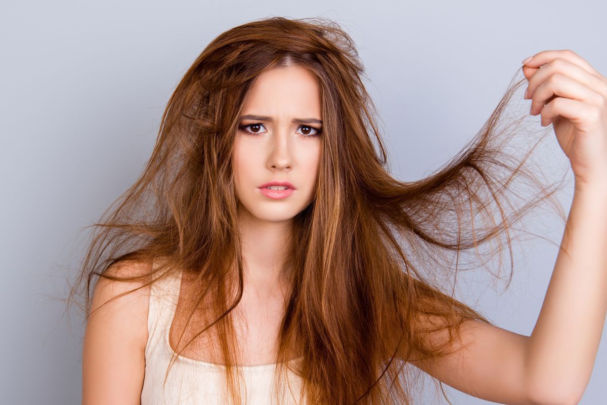 Ці 7 шкідливих звичок здатні зіпсувати ваше волосся. Деякі звички у догляді за волоссям лише псують його.