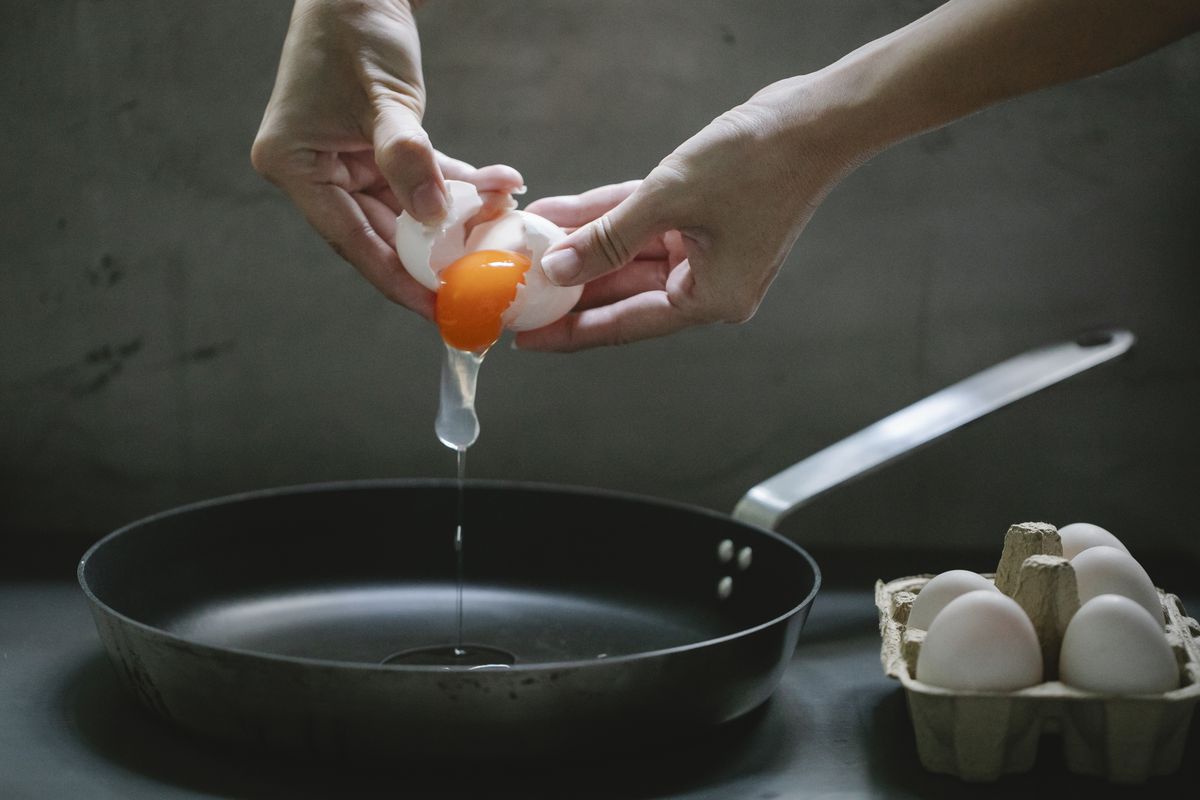 Ці 4 помилки під час приготування яєць зіпсують ваш сніданок. Дуже часто люди готують яйця неправильно.