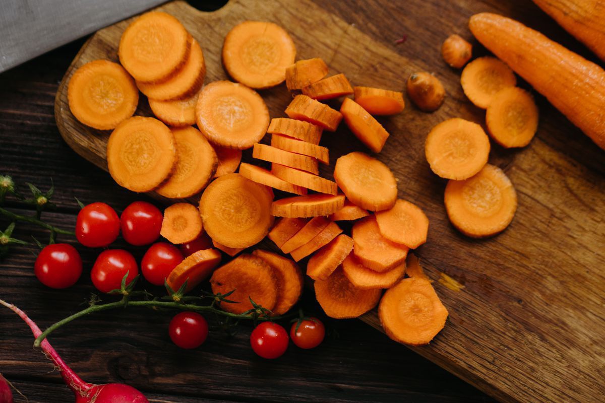 Фахівці розповіли, чому курцям краще уникати вживання томатів та моркви. Курцям краще не їсти томати і моркву.