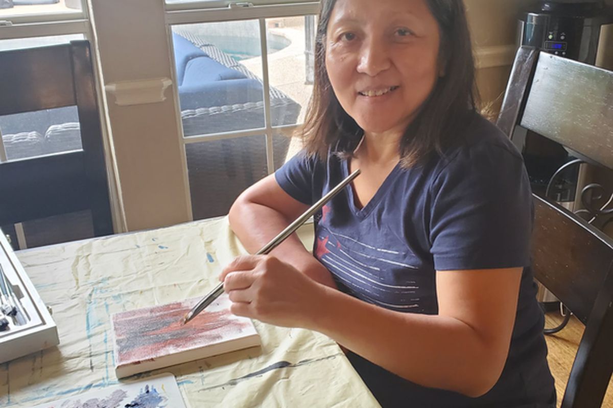 60-річна жінка перенесла інсульт, який став початком її нового життя. Тепер жінка малює гарні картини і не збирається залишати улюблену справу. Після інсульту жінці вдалося відкрити в собі хист до малювання.
