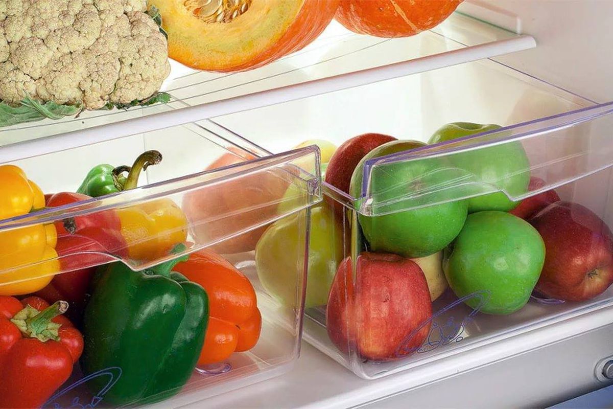 Не для овочів і фруктів: для чого потрібні нижні ящики в холодильнику. І що в них все-таки зберігати.