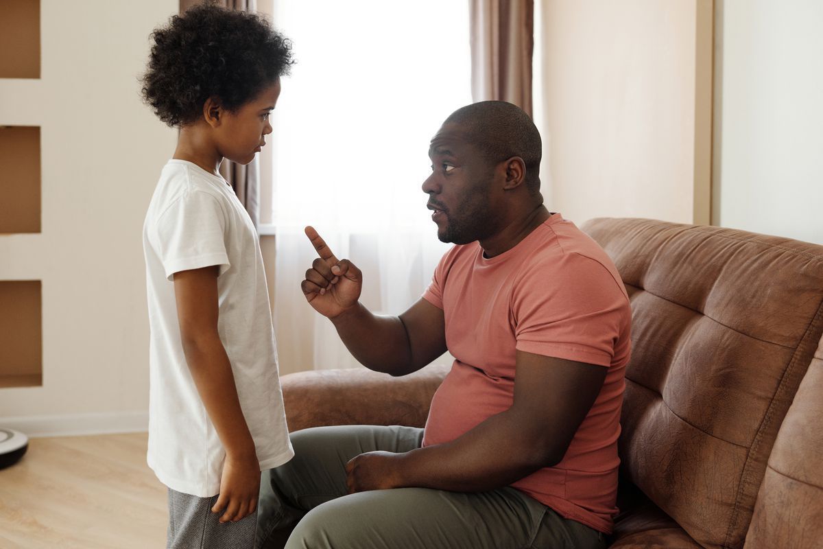 Ці 5 "нешкідливих" батьківських фраз здатні травмувати вашу дитину. Деякі фрази батьків дуже травмують їх дітей.