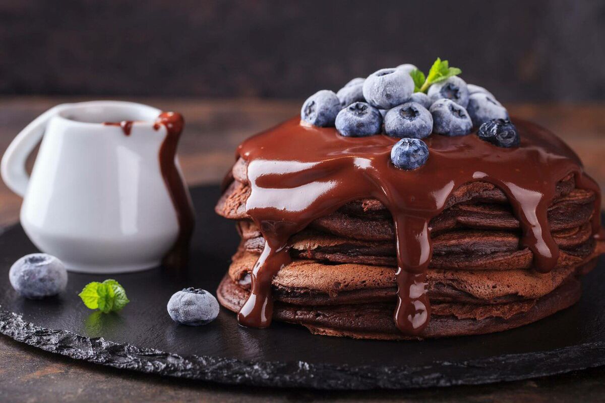 Простий рецепт шоколадних панкейків до сніданку. Шоколадні панкейки гарно смакуватимуть на сніданок.