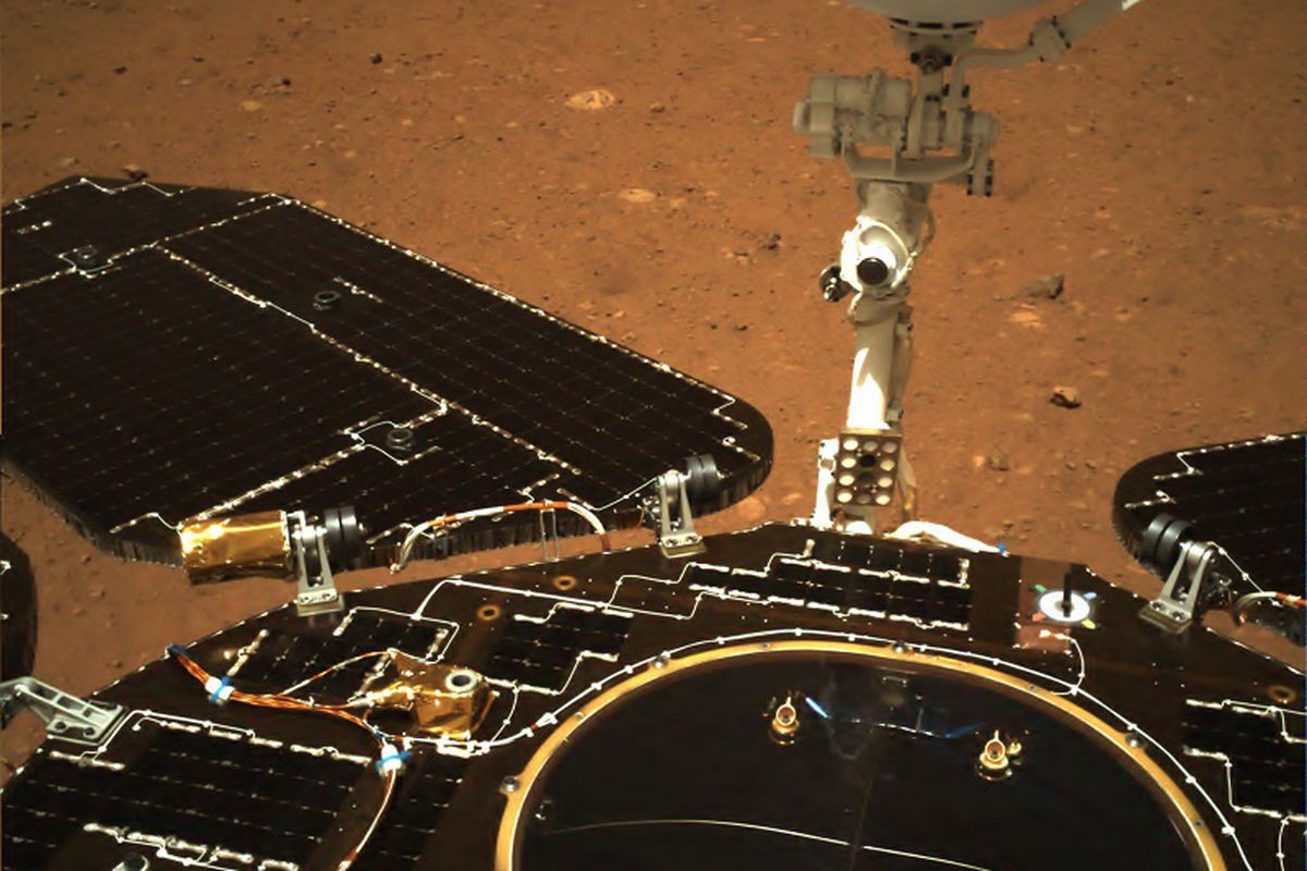 Китай оприлюднив перші фотографії Марса, зроблені марсоходом Zhurong. Китайське космічне агентство опублікувало перші фотографії.