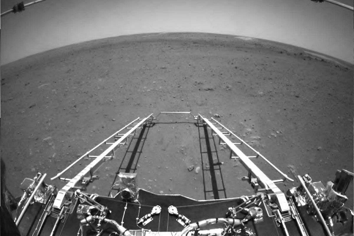 Китай оприлюднив перші фотографії Марса, зроблені марсоходом Zhurong. Китайське космічне агентство опублікувало перші фотографії.