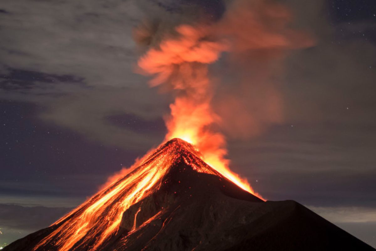 В Африці почалося виверження Ньїрагонго — одного з найнебезпечніших вулканів. Через виверження вулкана, евакуюють жителів конголезького міста Гома.