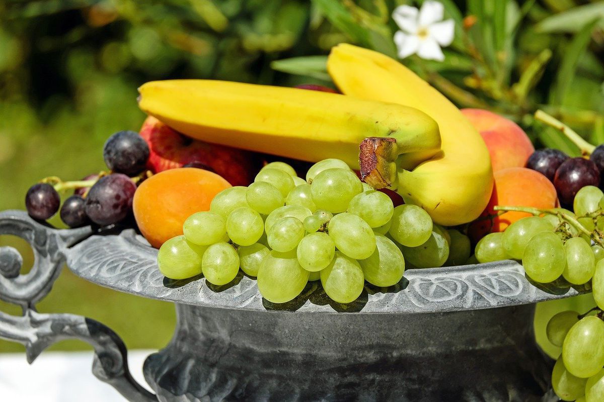 Популярні помилки вживання фруктів. Чи правда, що фрукти можна їсти тільки окремо від інших продуктів.