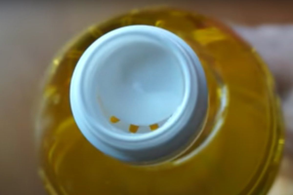 Секрет правильного відкриття пляшки з рослинною олією. Лайфхак з кришкою від олії.