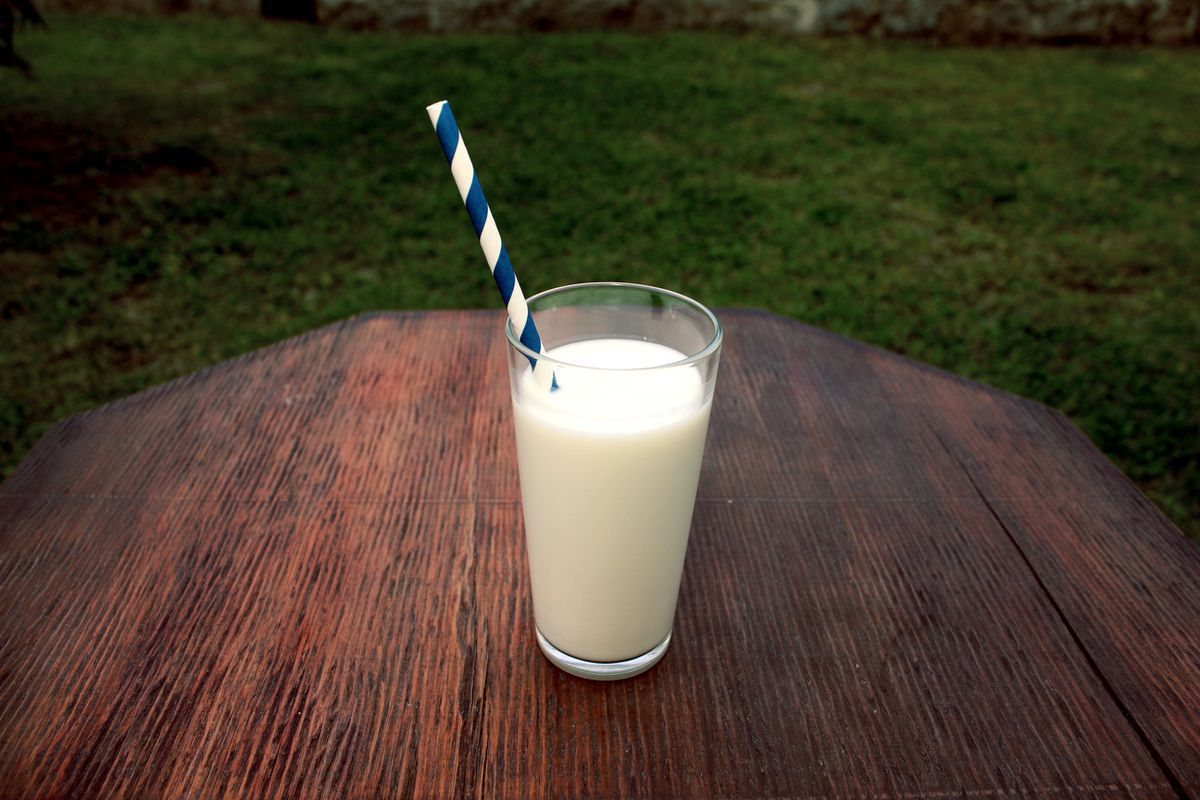 Фахівці розповіли, що попередити розвиток хвороб серця можна за допомогою щоденного вживання склянки молока. Молоко може позитивно впливати на стан серця.