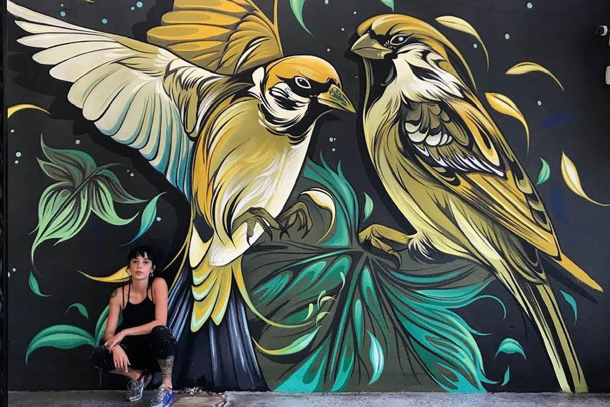 Мураліст з Аргентини оживляє будівлі, висвітлюючи їх у величезному мистецтві дикої природи. Природа та дикі тварини є головними героями її настінного розпису.