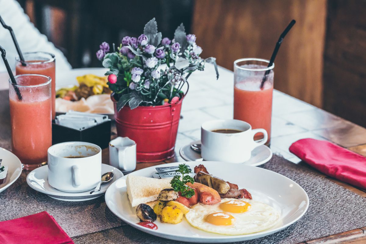 Вчені виявили, що збільшити тривалість життя можна за допомогою вживання певної кількості їжі на сніданок. Правильний сніданок може зробити життя людини довшим.