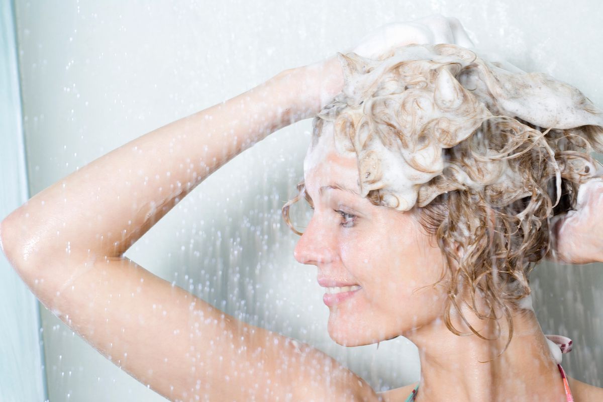 Яких помилок у догляді за волоссям жінки часто припускаються влітку. Влітку можна припуститися чималої кількості помилок під час догляду за волоссям.