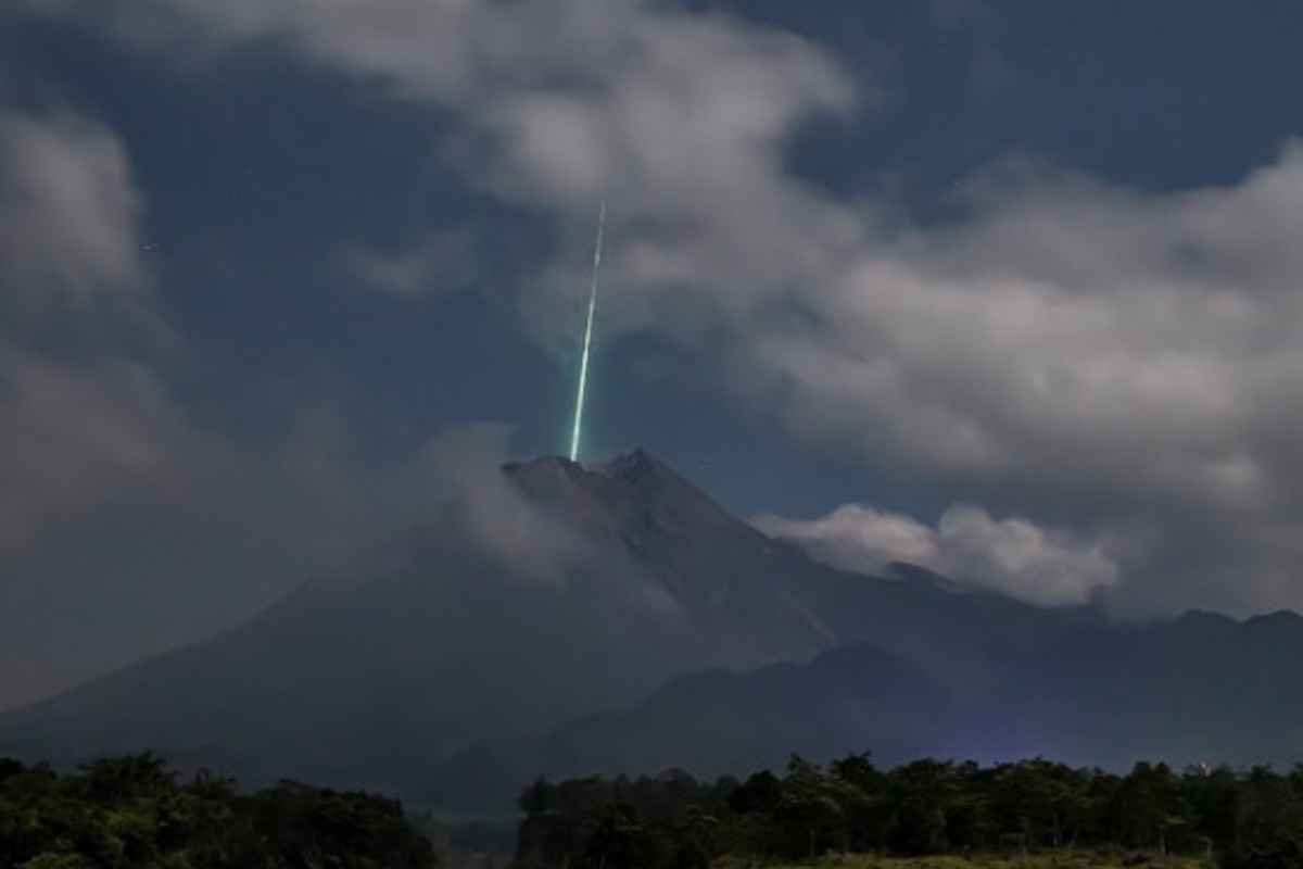 Метеорит впав у жерло вулкана, що прокинувся, і потрапив на фото. Унікальний знімок зробив індонезійський фотограф, який хотів зняти виверження.