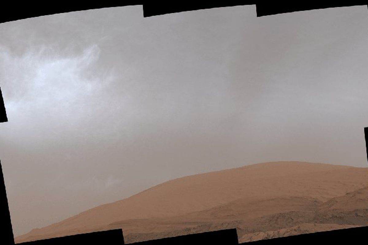 Марсохід Curiosity сфотографував хмари марсіанського неба, що світяться. Це явище трапляється не так часто.