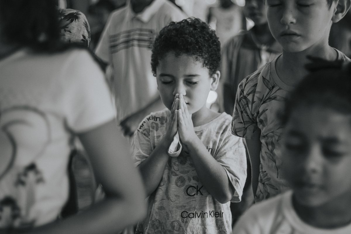 Хлопчик зайшов до храму помолитися, однак його вигнали звідти, як раптом сталося диво. Притча про те, що віра в бога — це не тільки ритуали.