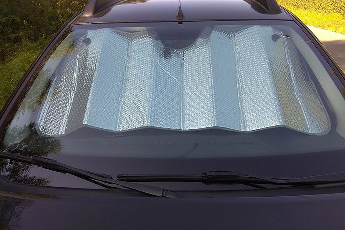Помилка водіїв які кладуть сонцезахисний екран під лобове скло. Як правильно розміщувати в автомобілі сонцезахисний екран.