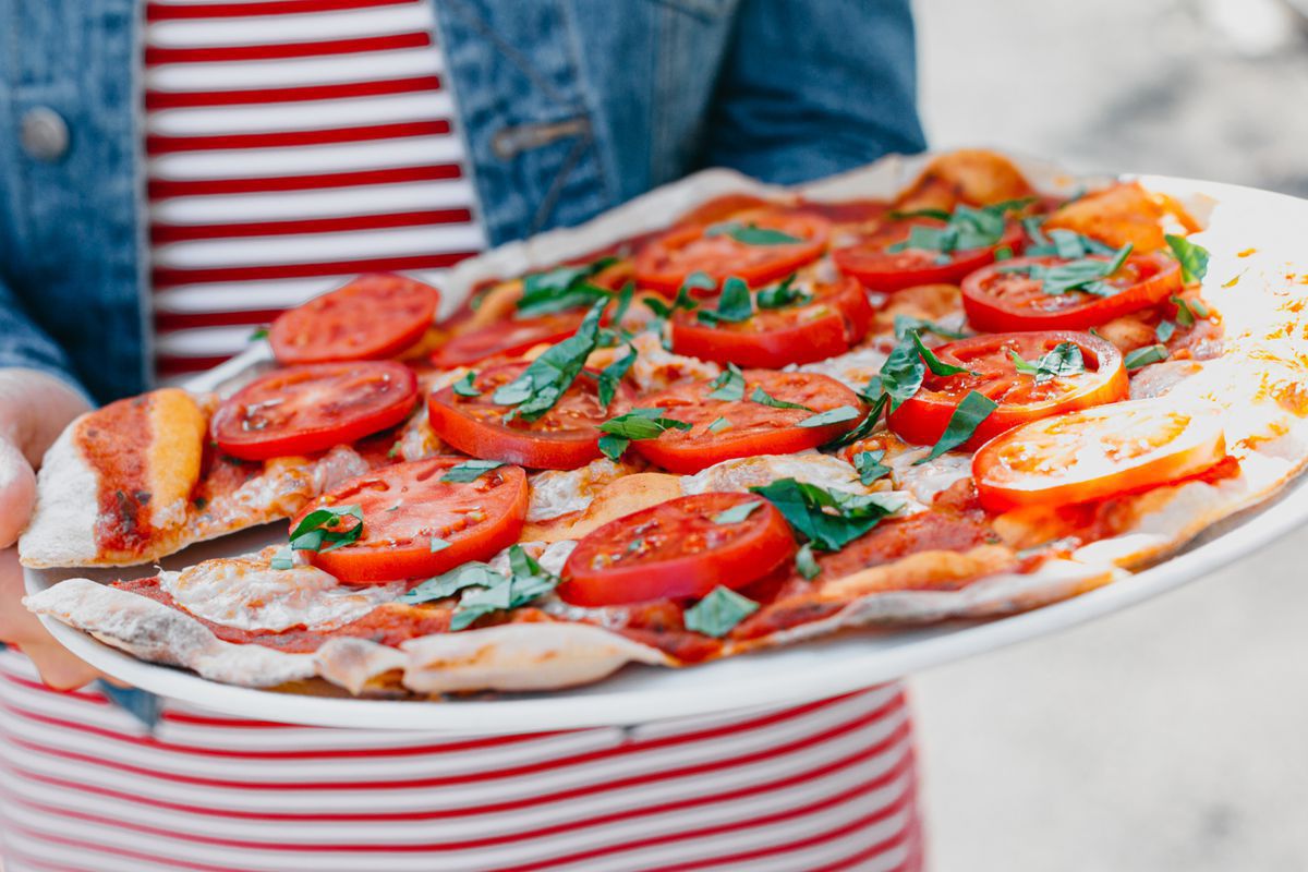 Ці 7 секретів допоможуть вам приготувати по-справжньому італійську піцу. Деякі секрети приготування піци дозволять зробити її неймовірно смачною.