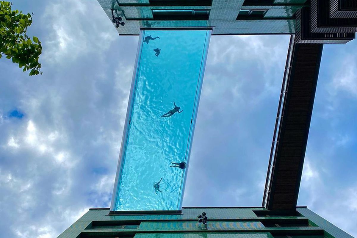У Лондоні відкрився перший у світі басейн "в повітрі" з прозорим дном. Частина басейну ніби «зависла» в повітрі.