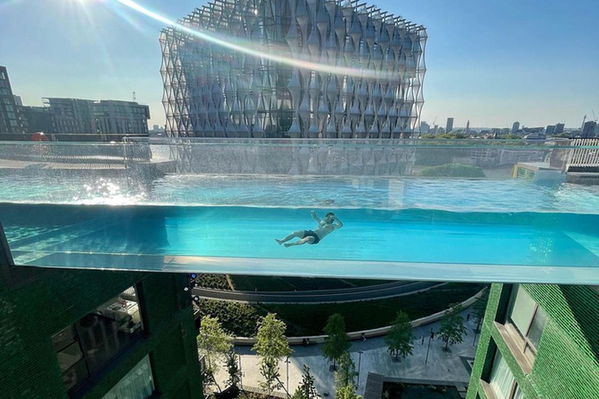 У Лондоні відкрився перший у світі басейн "в повітрі" з прозорим дном. Частина басейну ніби «зависла» в повітрі.