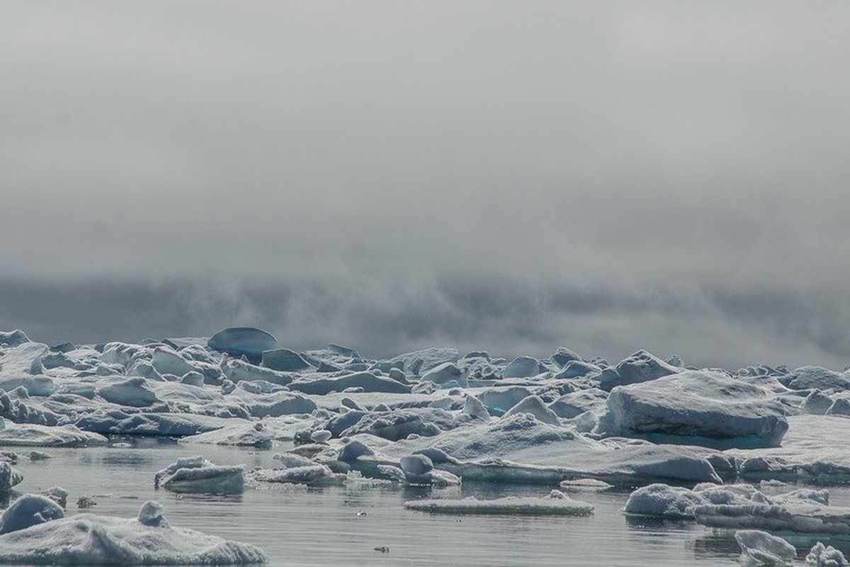 Морський лід в Арктиці тане вдвічі швидше, ніж раніше вважали вчені. В регіоні випадає менше снігу, що впливає на товщину льоду.