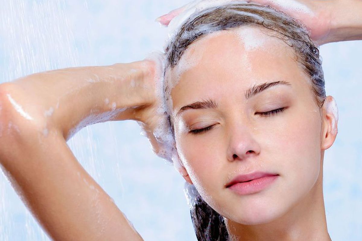 Як правильно мити голову для об'єму волосся?