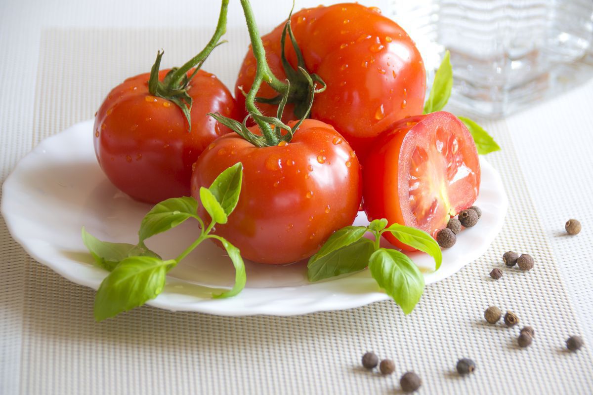 Вчені виявили, що помідори здатні вдвічі зменшити ризик розвитку інсульту у людей. Помідори можуть ефективно профілактувати інсульти у людей.