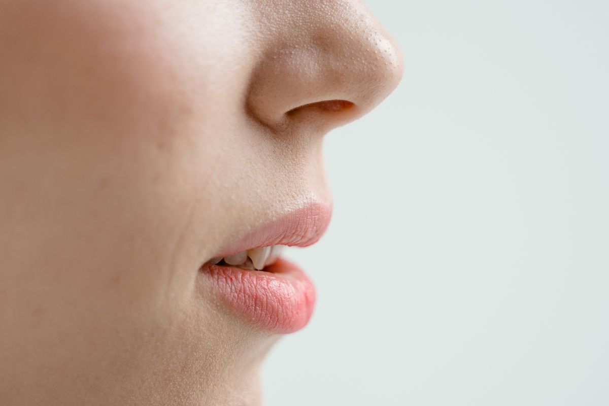 Чому шкіра на губах стає сухою та як це виправити. Сухість шкіри губ може говорити про певні проблеми зі здоров'ям.