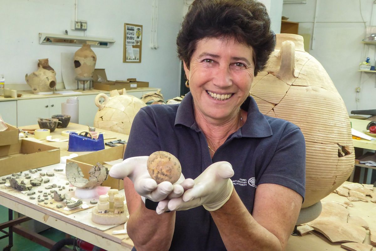 Ціле куряче яйце, якому приблизно 1000 років, було виявлено під час археологічних розкопок в Ізраїлі. Подивіться, як виглядає цей артефакт.
