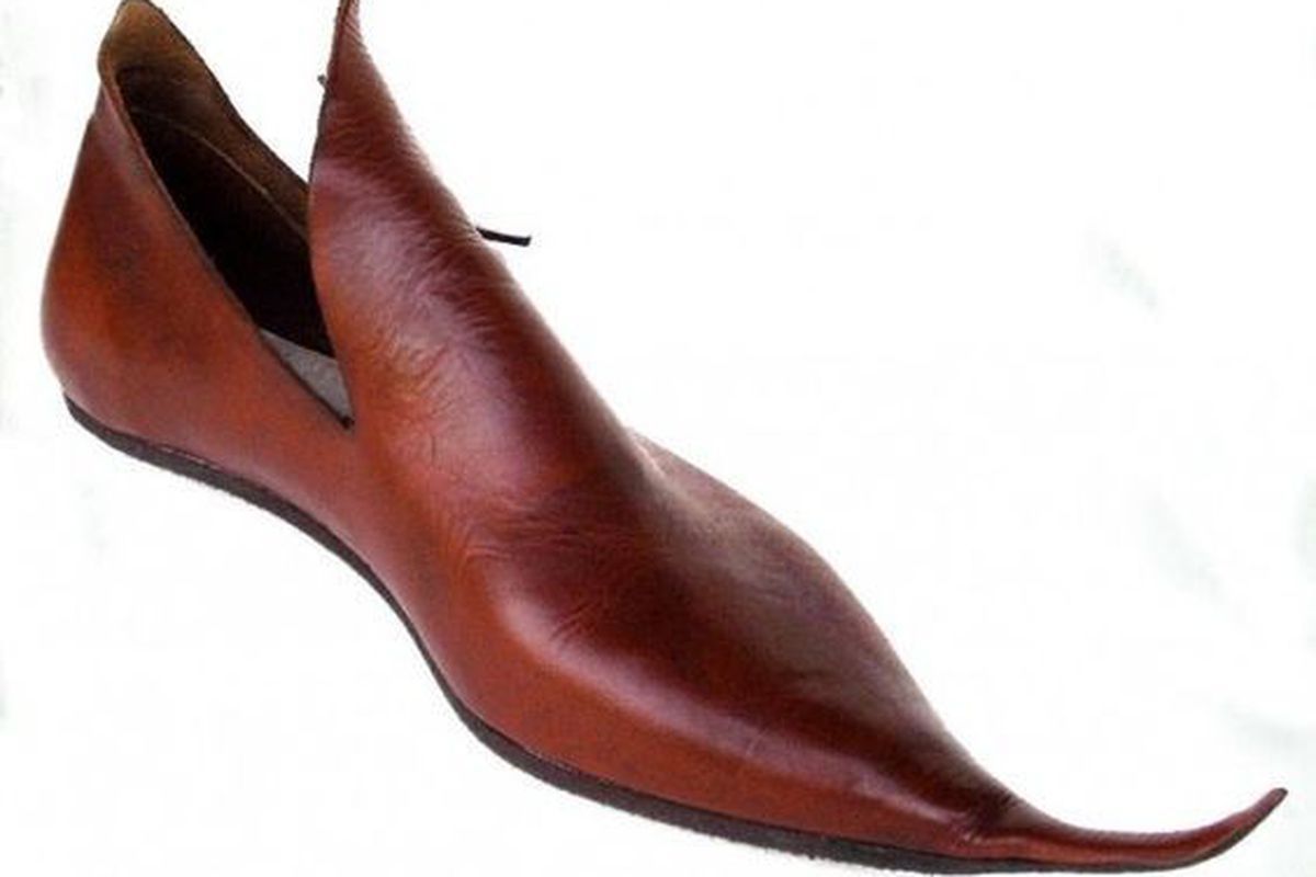 Археологи зрозуміли причину кривих ніг у середньовічних британців. Мода на загострені туфлі привела до того, що у людей утворювалася вальгусна деформація великого пальця стопи.