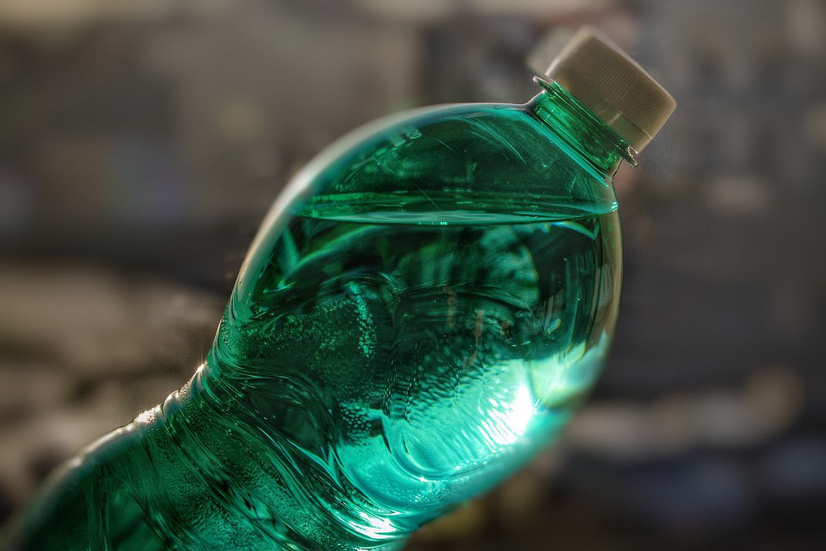 Дізнатися, на що здатна звичайна пляшка газованої води — 10 секретів. Швидке прибирання за допомогою звичайної газованої води.