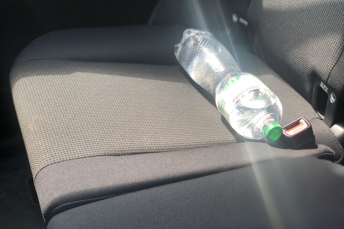 Ось чому не варто залишати пластикову пляшку для води в автомобілі у жарку погоду — випадок, який нас вразив. Чому пожежники просять не залишати пластикові пляшки в машині.
